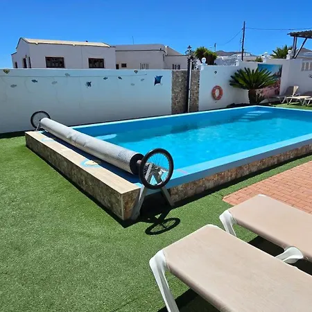 Casa Roja 1 - Quiet Resort, Central, Parking